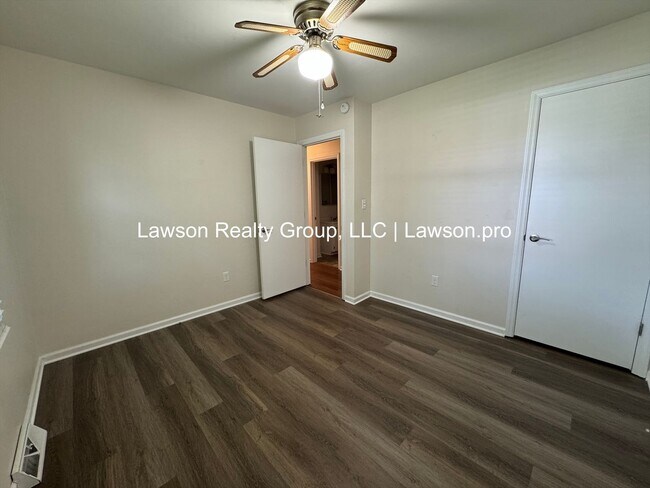 Building Photo - Three Bedroom Brick Ranch with Full Basement and Yard