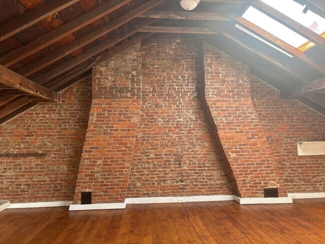 Building Photo - 1-2 Bedroom 3rd Floor Apartment Across from Central Market in Downtown York