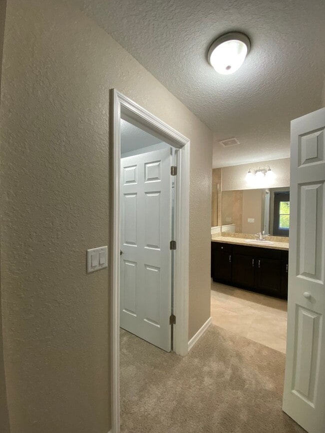 Building Photo - Custom Home - Desirable SW Dunnellon Neigh...