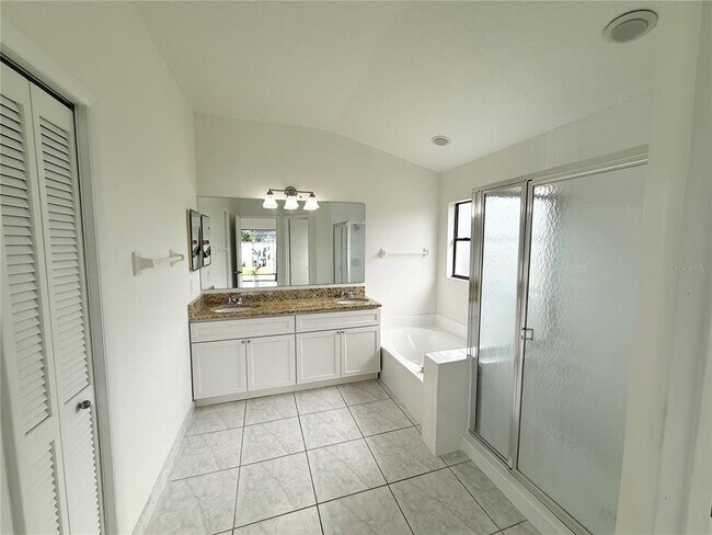 Building Photo - 2401 Rolling Broak Dr