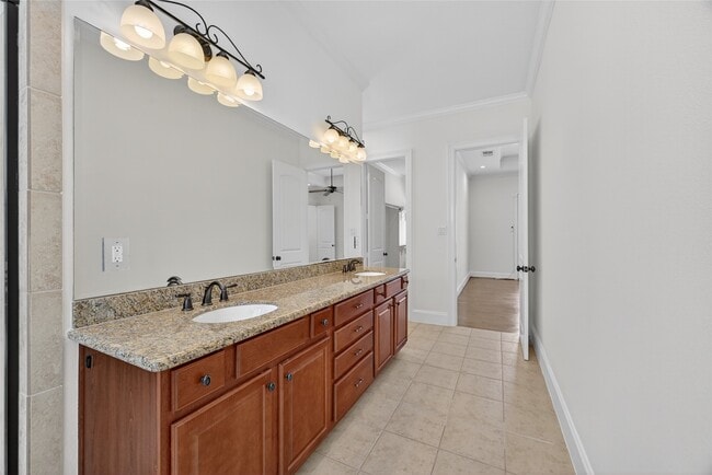 Building Photo - 5305 Lillian St