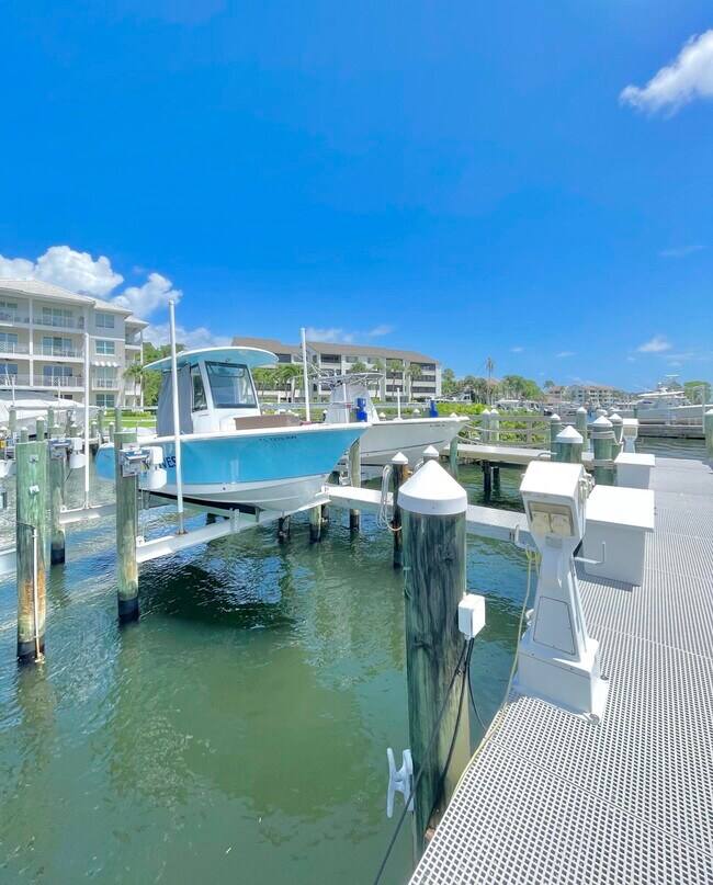 Building Photo - 1044 Bay Colony Dr S