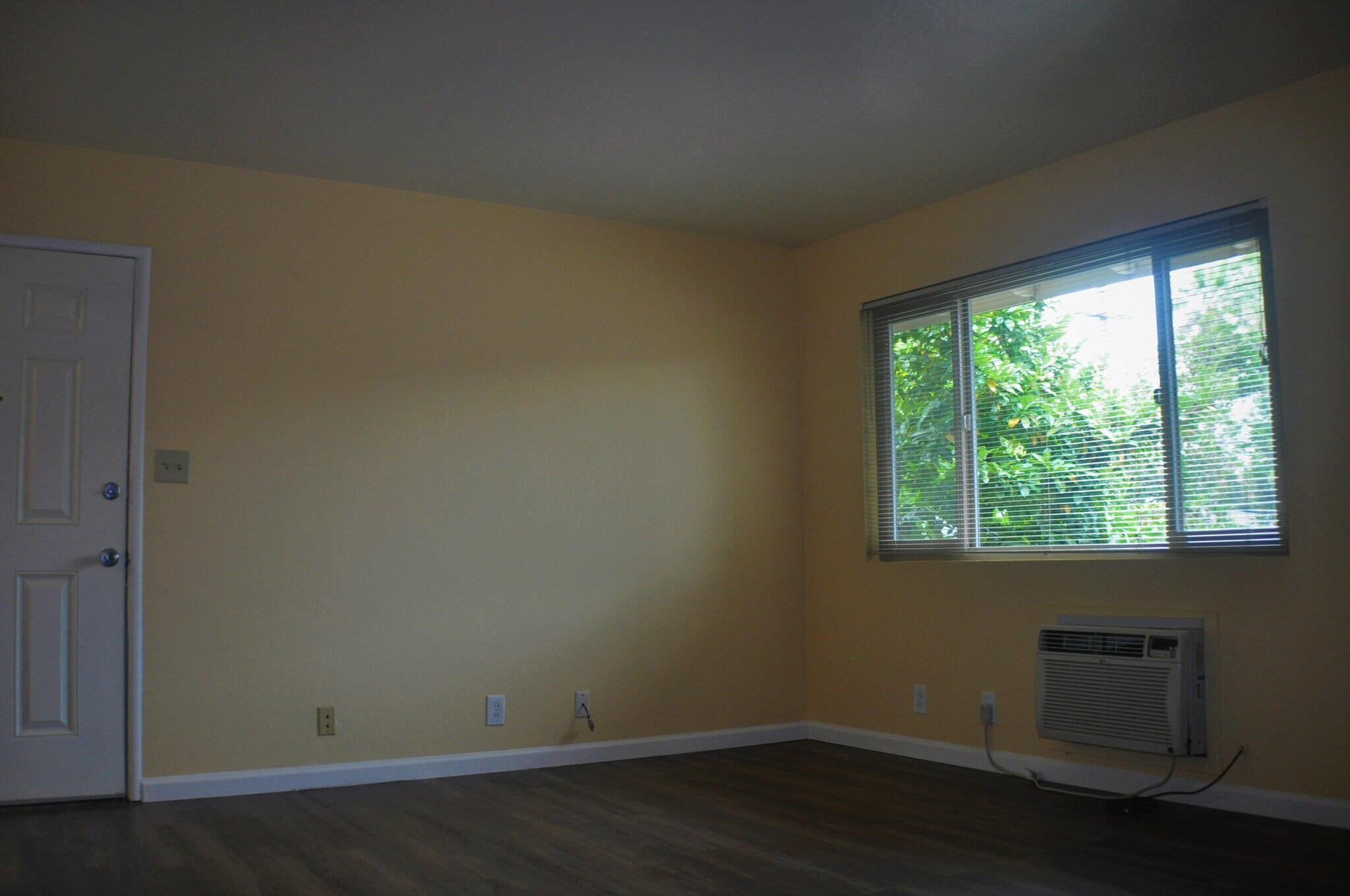 Building Photo - 404 Oak Street