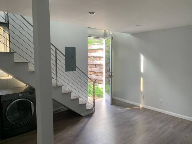 Primary Photo - 832.5 Milton St