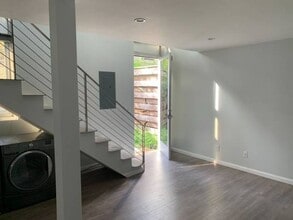 Building Photo - 832.5 Milton St