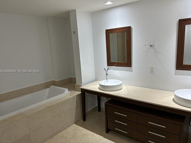 Building Photo - 495 Brickell Ave