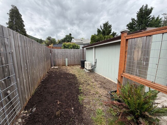 Building Photo - Spacious 3 Bed 2 Bath Springfield Home With Bonus Room and Extra Storage