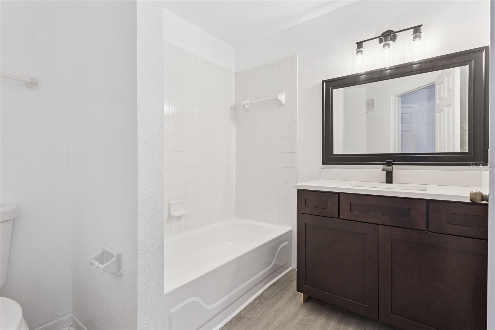 Building Photo - 1950 Summer Club Dr