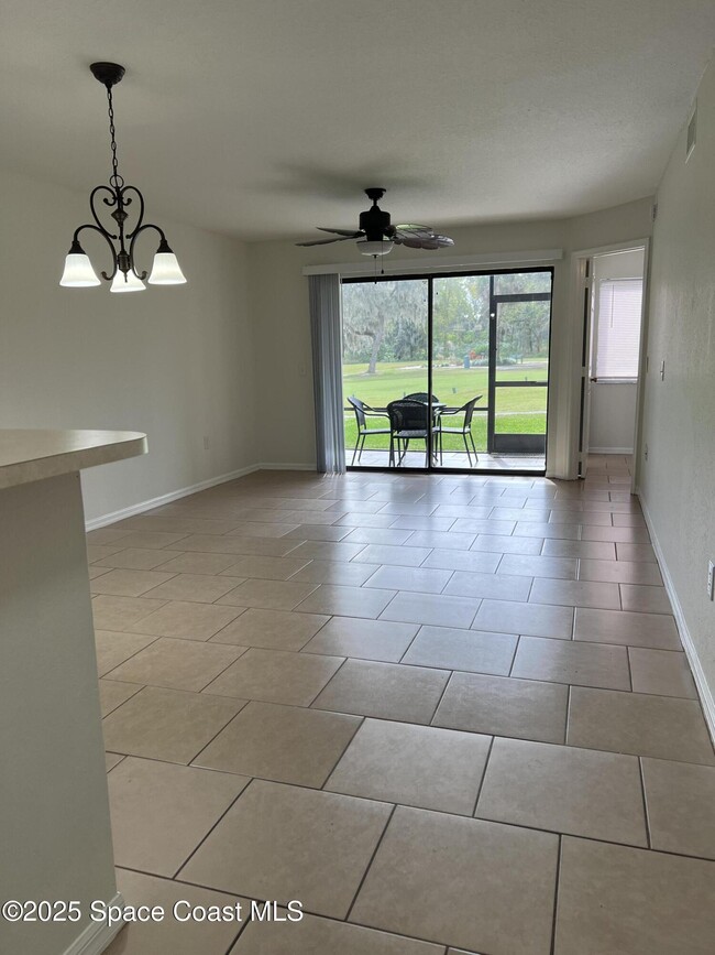Building Photo - 1233 Country Club Dr