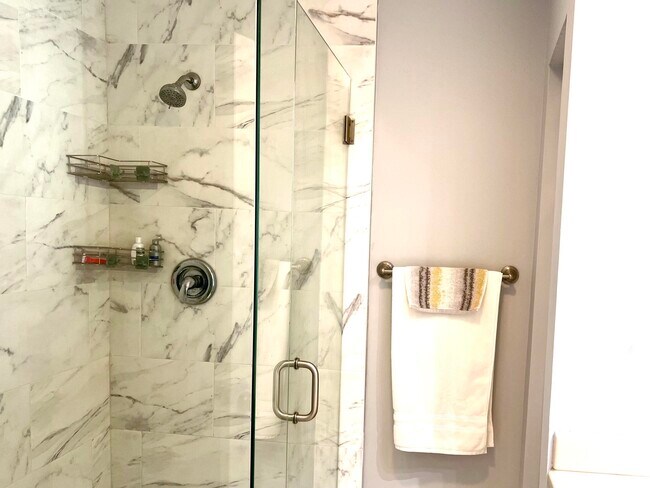 Building Photo - 141 E Riverside Dr