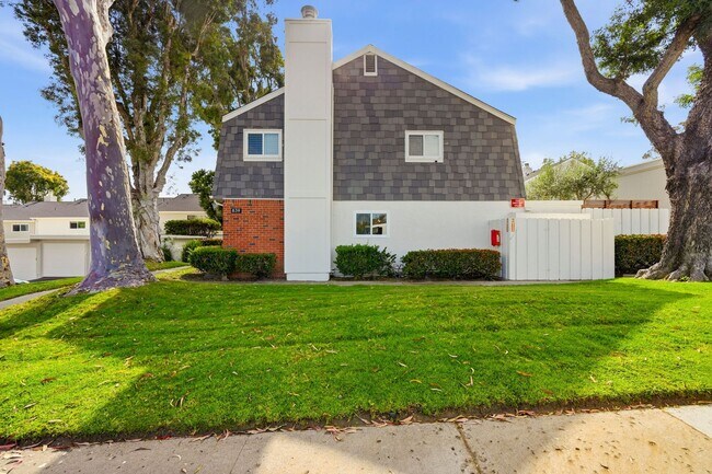Building Photo - Remodeled 3bd/2.5bath steps from beaches, Racetrack, and Cedros Design district