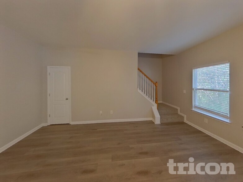 Building Photo - 11051 Southwood Dr