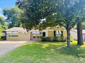 Building Photo - ****2 BEDROOM IN DALLAS WITH LARGE GARAGE ...