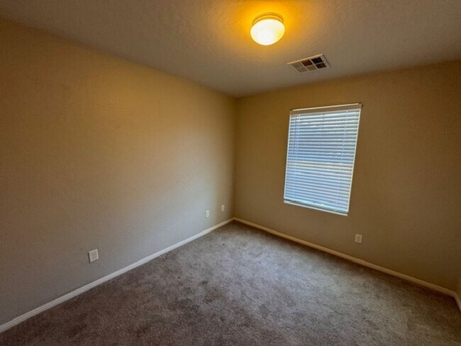 Building Photo - 3 Bedroom Home in a Gated Community! North...
