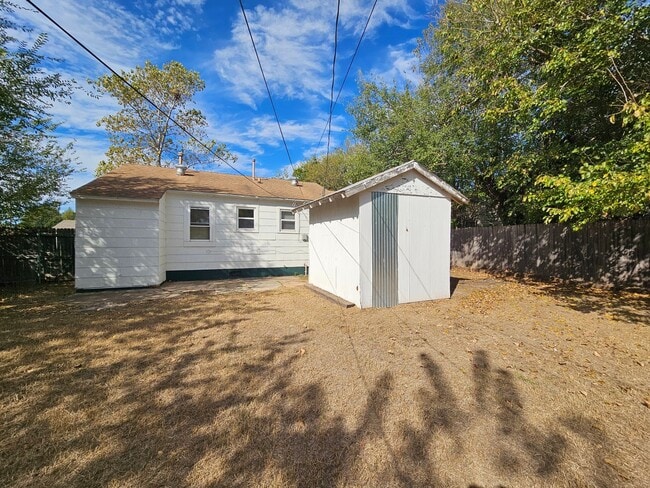 Building Photo - (2) Bed/(1) Bath Avail NOW!