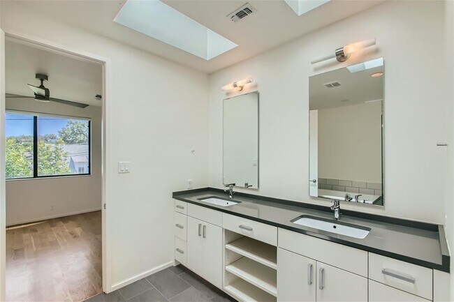 Building Photo - 707 Cardinal Ln