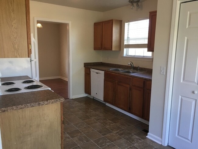 Building Photo - 4 Bedroom 2 bath home off Bell Rd Available !