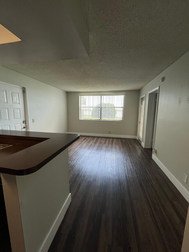 Building Photo - 714 Executive Center Dr