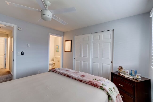 Building Photo - Second Story 2 bed 2 bath condo - W/S/G included!