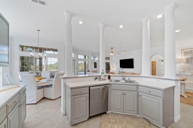 Building Photo - 5280 Tivoli Dr