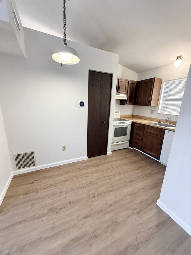 Building Photo - 83 Peachtree Ln