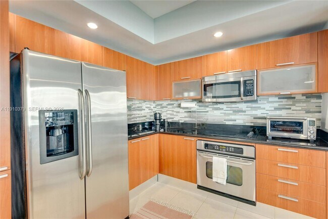 Building Photo - 231 Riverside Dr