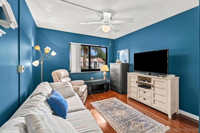 Building Photo - 5687 Fairway Park Dr