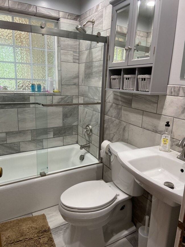 Building Photo - Beautiful 3 Bedroom / 2 Bathroom Home – Ma...