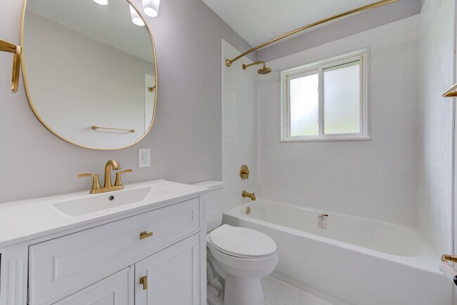 Building Photo - Beautiful renovated three bedroom house