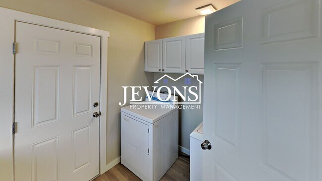 Building Photo - $500 Off First Month! 3BR Home w/ Washer & Dryer on Spacious 1-Acre Orchard Lot