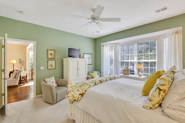 Building Photo - Charming 2-Bedroom, Plus Den Home with 2 F...