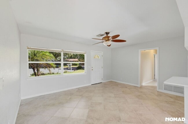 Building Photo - Updated, Large yard, quiet neighborhood, and convenient location