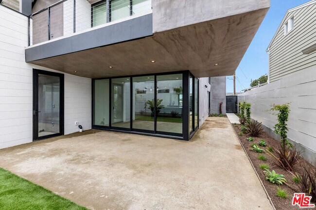 Building Photo - 2714 Highland Ave