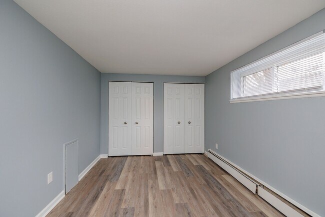 Building Photo - 3rd floor completely renovated and new owners