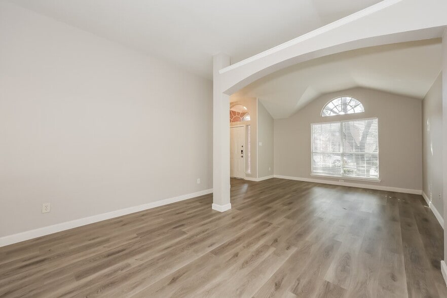 Building Photo - 5002 Wordsworth Dr