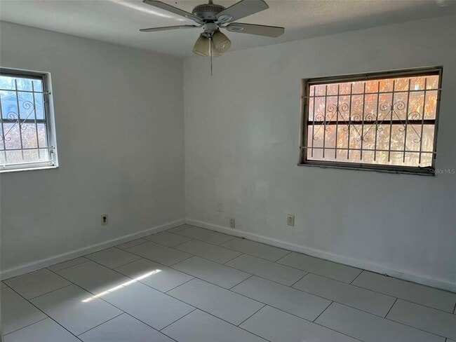 Building Photo - 1662 Cresthaven Ave