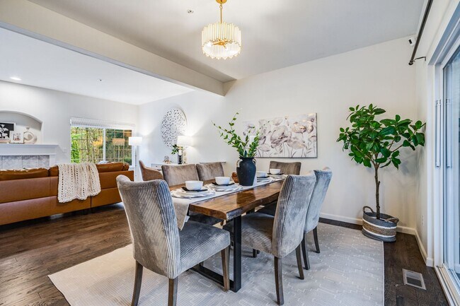 Building Photo - RENOVATED 3 BED, 3 BATH KIRKLAND TOWNHOME W GARAGE & EASY COMMUTE!