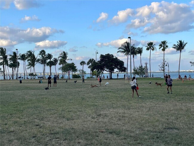 Building Photo - 1750 N Bayshore Dr