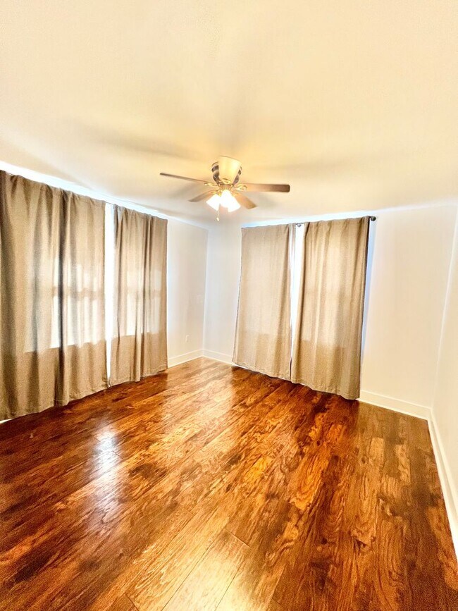 Building Photo - Charming Home In the Garden District- Ideal Location