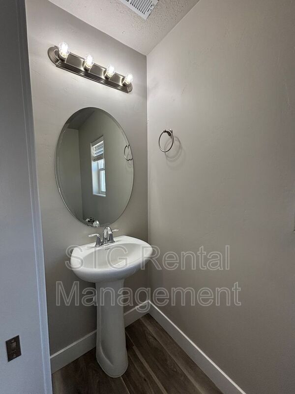 Building Photo - 1509 W Topaz Dr