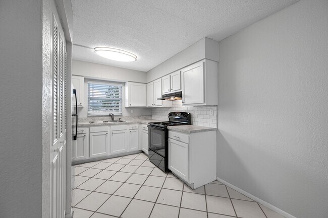 Building Photo - Spacious 2 Bed-1Bath apartment with Pool!