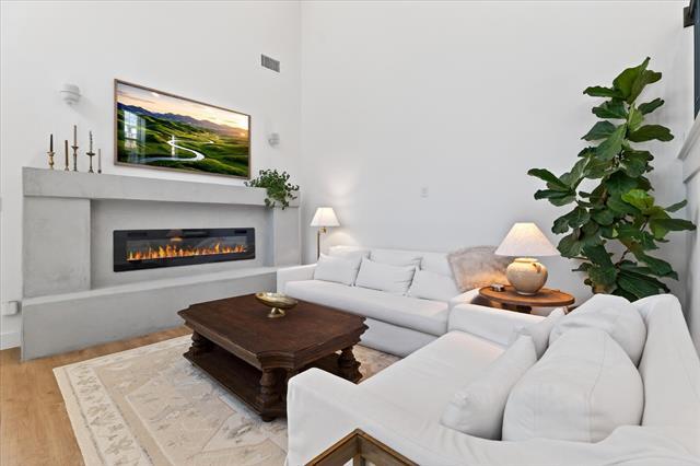 Building Photo - 1908 Elm Pl