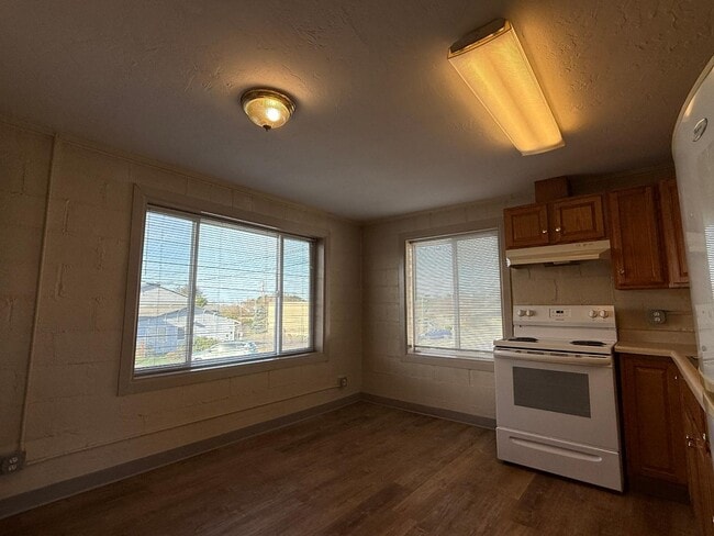 Building Photo - 121 N Wasson St