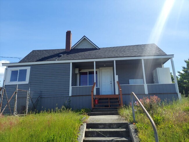 Building Photo - Charming Tacoma Home on a Peaceful Corner Lot!