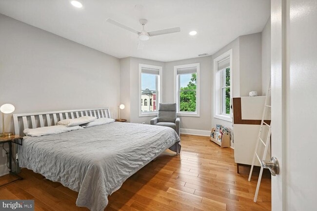 Building Photo - 522 F St NE