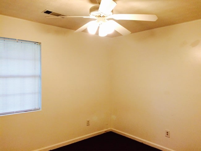 Building Photo - 205 Meadowbrook Ct