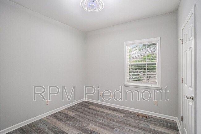 Building Photo - 2829 3rd Ave SW