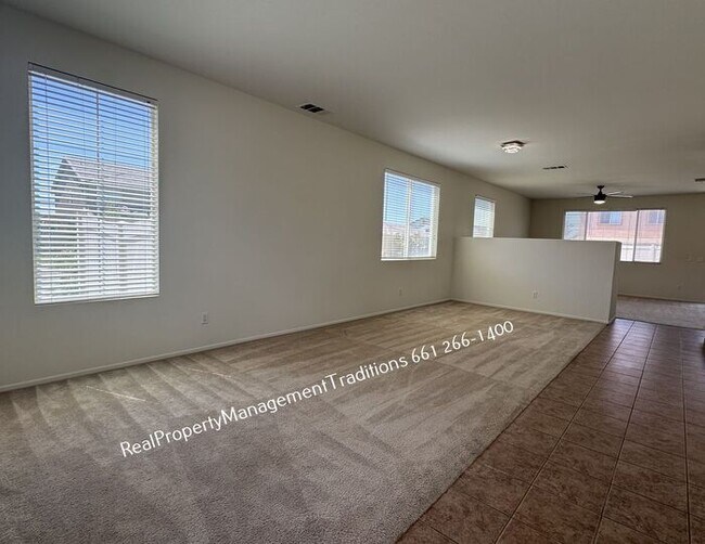 Building Photo - Spaciouse 4 Bed- 3 full Bath + plus Loft Home
