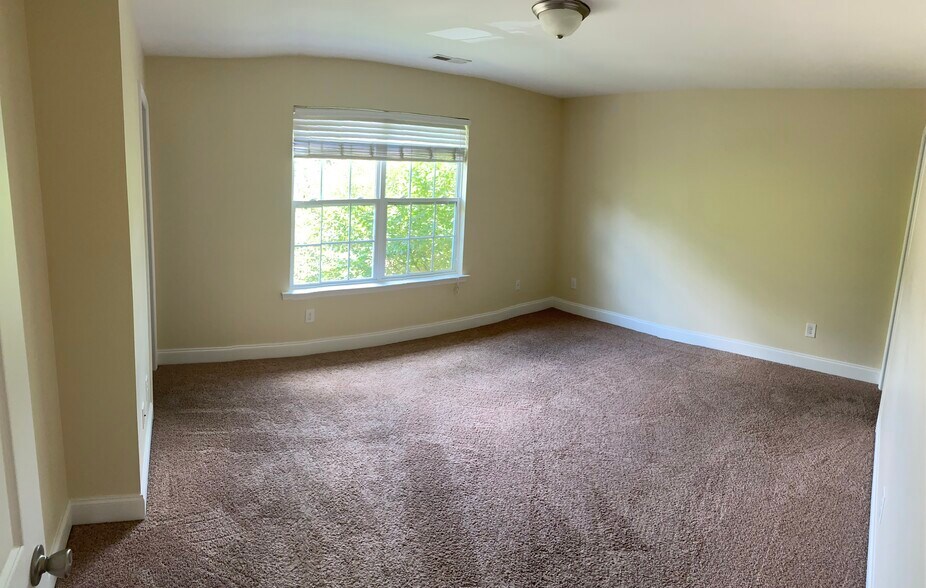 Building Photo - 1700 New Castle Dr NE