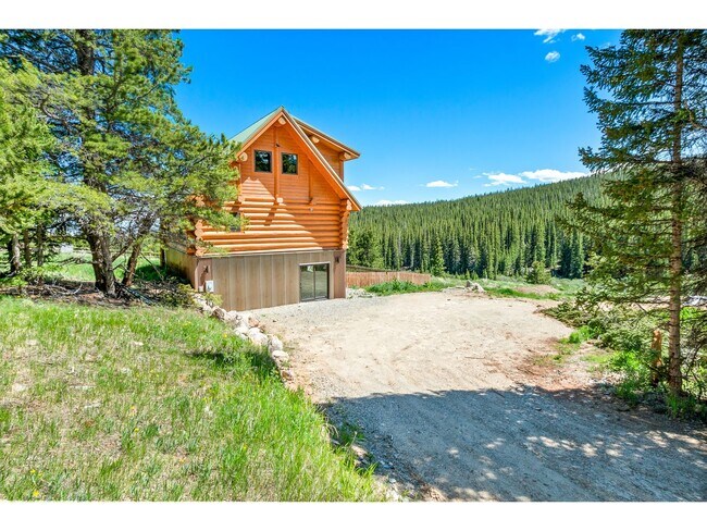 Primary Photo - Beautiful Home on 10 Actre